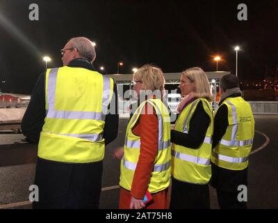 (De gauche à droite) Tanaiste Simon Coveney, député européen Mairead McGuinness, ministre des Affaires étrangères Helen McEntee et ministre des Finances Paschal Donohoe au port de Dublin vendredi matin, devant le Royaume-Uni qui quitte l'Union européenne à 23 heures vendredi. Banque D'Images