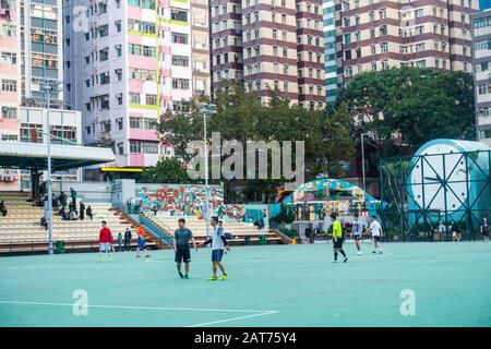 Hong Kong - février 2020: Les gens qui font de l'exercice de jouer au football dans l'aire de jeux publique de WAN Chai Banque D'Images