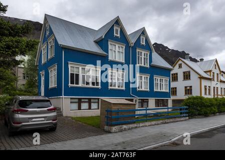 REKJAVIK, ISLANDE - 16 juin 2018 : vue typique sur la rue des maisons dans une ville de pêche en Islande. Banque D'Images