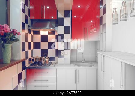 Intérieur moderne de petite cuisine rouge à moitié fini, la moitié 3d illustration clay render Banque D'Images