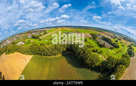 Vue sur un parcours de golf entre Augsburg-Göggingen et Inningen Banque D'Images