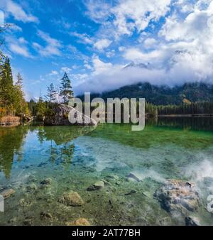 Montagne alpine lac d'automne Hintersee, Berchtesgaden parc national, Deutschland, Alpes, Bavière, Allemagne. Voyage pittoresque, saisonnier et nature BE Banque D'Images