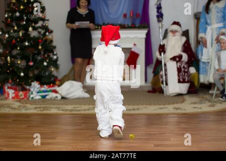 Biélorussie, la ville de Gomil, 27 décembre 2018. Fête du matin à la maternelle.Père Noël enfant à la fête de Noël. Banque D'Images