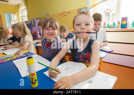 Biélorussie, la ville de Gomel, 25 avril 2019. Journée ouverte à la maternelle.enfants dans une leçon de dessin à la maternelle. Drôle d'âge préscolaire avec crayon et n Banque D'Images