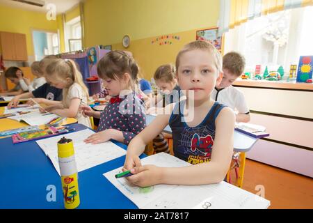 Biélorussie, la ville de Gomel, 25 avril 2019. Journée ouverte à la maternelle.enfants dans une leçon de dessin à la maternelle. Préscolaire avec crayon et noteboo Banque D'Images