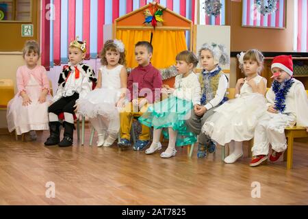 Biélorussie, la ville de Gomil, 27 décembre 2018. Fête du matin à la maternelle.enfants russes à la fête de Noël. Banque D'Images