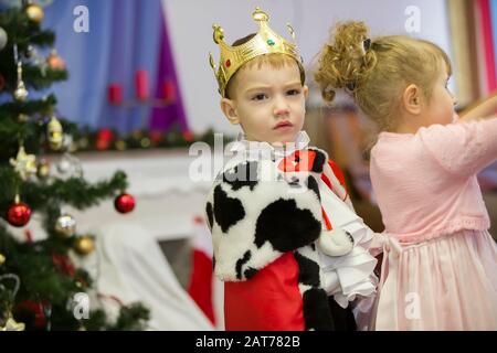 Biélorussie, la ville de Gomil, 27 décembre 2018. Fête du matin à la maternelle.Drôle de garçon dans le costume de carnaval du roi à la matinée de Noël en matinée Banque D'Images