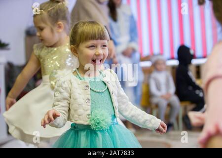 Biélorussie, la ville de Gomil, 27 décembre 2018. Fête du matin à la maternelle.Joyful fille à la fête de Noël à la maternelle. Banque D'Images