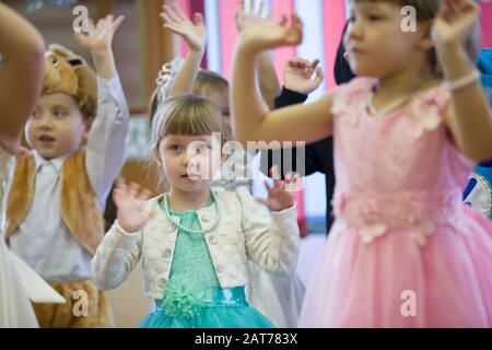 Des enfants heureux à la matinée à la maternelle. Banque D'Images