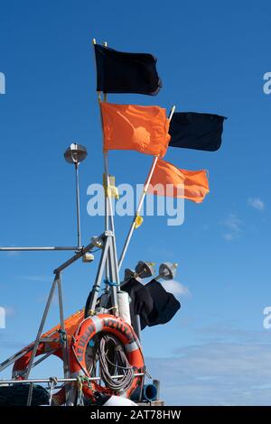 Drapeaux de bouée sur bateau de pêche sur la plage d'Aldeburgh Banque D'Images