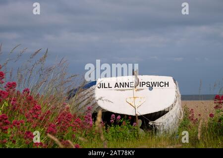 Bateau de pêche abandonné sur la plage d'Aldeburgh. Aldeburgh, Suffolk Banque D'Images