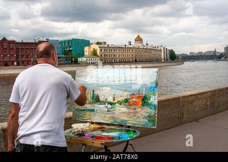 Moscou, Russie - 29 juin 2008 : l'artiste travaille sur le remblai du fleuve Moscou. L'artiste peint un paysage urbain. Banque D'Images