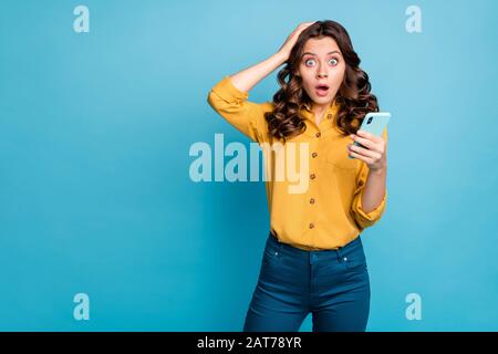 Portrait de sa belle-fille étonnée étonnée étonnée étonnée lady inquiète à poil ondulé lire des nouvelles smm isolé au-dessus de brillant vif brillant bleu vert vif Banque D'Images