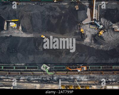 Chargement de charbon anthracite à port minier sur le cargo navire-citerne avec bac de train. Vue de dessus de l'antenne Banque D'Images