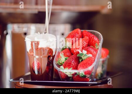 Gros plan sur la glace italienne crème aux fraises au comptoir Banque D'Images