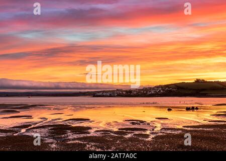 Northam Burrows Près D'Appledore, North Devon, Angleterre. Vendredi 31 janvier 2020. Météo britannique. Une nouvelle aube pour le Royaume-Uni alors qu'il quitte l'UE. Après une nuit froide, le lever du soleil est spectaculaire au-dessus de l'estuaire de Northam Burrows près du village côtier d'Appledore dans North Devon. Crédit: Terry Mathews/Alay Live News Banque D'Images