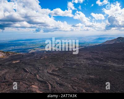 Cratère éteint du volcan Etna Sicile, Italie. Photo aérienne Banque D'Images