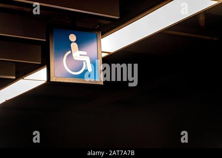 Panneau fauteuil roulant dans la station de métro. Vie moderne pour handicapés Banque D'Images