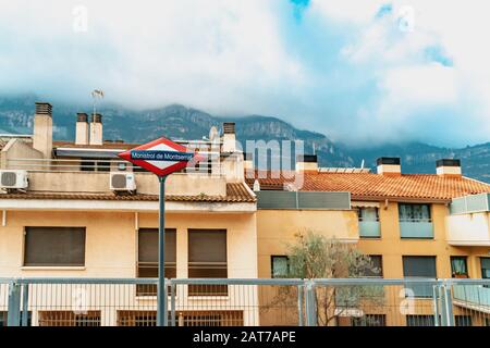 Monistrol de Montserrat signez sur la gare du rack de chemin de fer au Monastère avec Madonna noire Banque D'Images