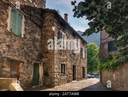 Maisons en pierre dans le village de Santa-Maria-Poggio, Corniche de la Castagniccia, hautes terres sur la Costa Verde, département de Haute-Corse, Corse, France Banque D'Images