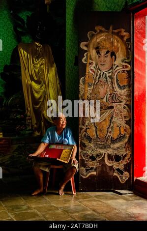 Province de Chachoengsao, Thaïlande - 12 mai 2019: Chaque jour à Wat Chin Pracha Salosorn, un vieil homme s'assoit à côté de la porte d'entrée pour vendre la loterie. Banque D'Images