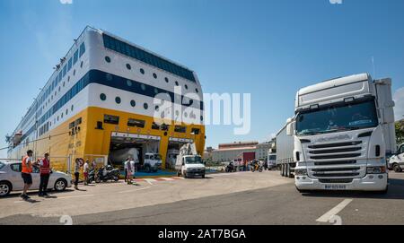 Des voitures et des camions débarquent du ferry MS Pascal Lota au terminal du Nouveau Port de Bastia, Haute-Corse, Corse, France Banque D'Images