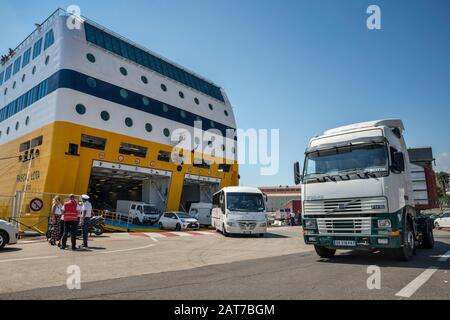 Des voitures et des camions débarquent du ferry MS Pascal Lota au terminal du Nouveau Port de Bastia, Haute-Corse, Corse, France Banque D'Images