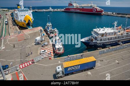 MS Pascal Paoli et MS Corse Marina Seconda ferries, remorqueurs amarrés au Nouveau Port, à Bastia, Haute-Corse, Corse, France Banque D'Images