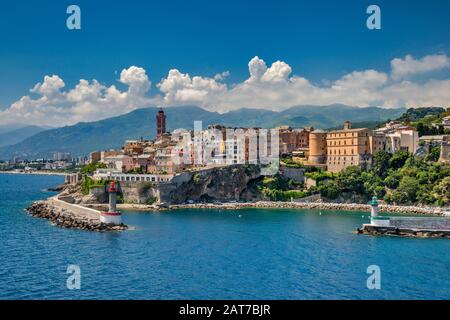 Citadelle au-dessus de l'entrée du Vieux Port, Serra di Pignu au loin, vue de la mer à Bastia, Haute-Corse, Corse, France Banque D'Images