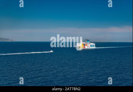 Bateau-pilote meeting MS Moby Vincent, Moby Lines ferryboat, approchant le port de Bastia, Haute-Corse, Corse, France Banque D'Images