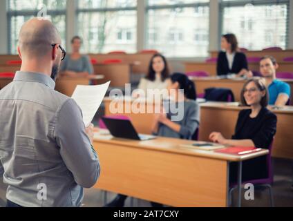 Conférencier et groupe multinational d'étudiants dans un auditorium. Banque D'Images