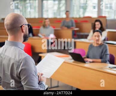 Conférencier et groupe multinational d'étudiants dans un auditorium. Banque D'Images