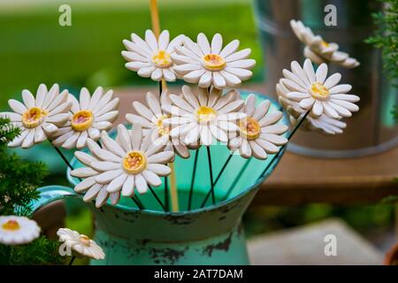 Fleurs en céramique traditionnelle hongroise pour décorer l'intérieur de jardins et de pots de fleurs Banque D'Images