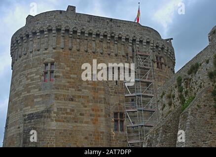 Grande tour de pierre centrale avec drapeau sur le dessus de la forteresse de Dinan, France Banque D'Images