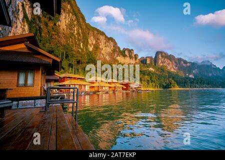 Bungalows en bois sur la côte tropical dans l'Chiew Lan Lake, parc national de Khao Sok, Thaïlande Banque D'Images