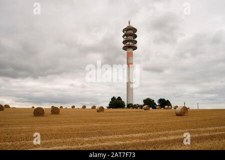 Une étrange tour de télécommunication dans le centre de la France dans un champ récolté fin d'été avec des balles de foin - tour de télécommunication Banque D'Images