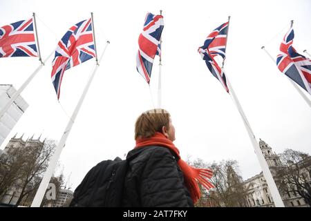 Un membre du public voit les drapeaux de l'Union sur la place du Parlement, Londres, devant le Royaume-Uni, quitter l'Union européenne à 23 heures vendredi. Banque D'Images