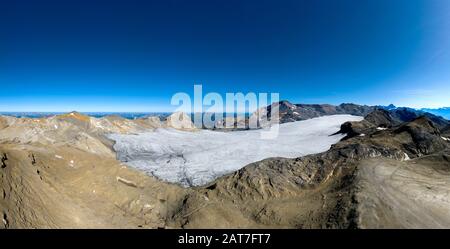 Glacier de Plaine Morte sous les pics Gletscherhore, à gauche, et Wildstrubel, à droite, Alpes bernoises, Crans-Montana, Suisse Banque D'Images