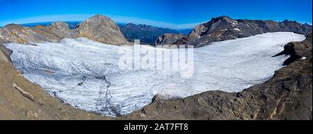 Glacier de Plaine Morte sous les pics Gletscherhore, à gauche, et Wildstrubel, à droite, Alpes bernoises, Crans-Montana, Suisse Banque D'Images