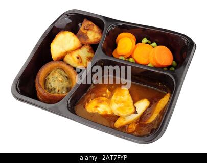 Plat de poulet rôti avec Yorkshire pudding et légumes isolés sur fond blanc Banque D'Images