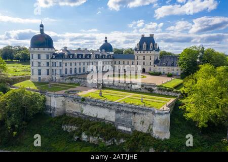 France, Indre, Berry, Valenray, Château de Valenray Park and Gardens, cour du château et jardin de la Duchesse au printemps (vue aérienne) (édition Banque D'Images