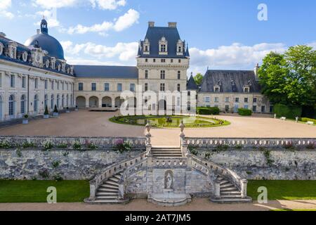 France, Indre, Berry, Valenray, Château de Valenray Park and Gardens, cour du château et jardin de la Duchesse au printemps (vue aérienne) (édition Banque D'Images