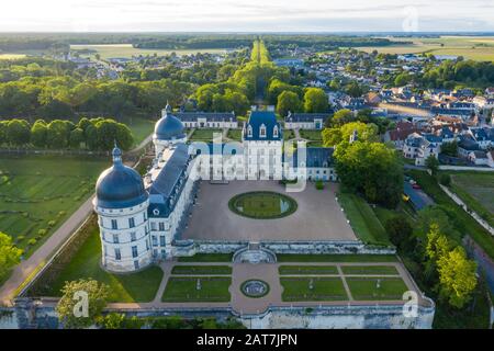 France, Indre, Berry, Valenray, Château de Valenray Park and Gardens, cour du château et jardin de la Duchesse au printemps (vue aérienne) // France Banque D'Images