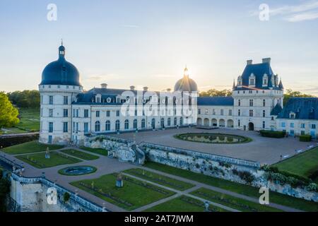 France, Indre, Berry, Valenray, Château de Valenray Park and Gardens, cour du château et jardin de la Duchesse au printemps (vue aérienne) // France Banque D'Images