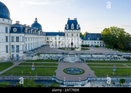 France, Indre, Berry, Valenray, Château de Valenray Park and Gardens, cour du château et jardin de la Duchesse au printemps (vue aérienne) // France Banque D'Images