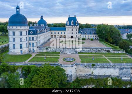 France, Indre, Berry, Valenray, Château de Valenray Park and Gardens, cour du château et jardin de la Duchesse au printemps (vue aérienne) // France Banque D'Images