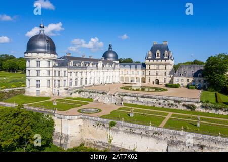 France, Indre, Berry, Valenray, Château de Valenray Park and Gardens, cour du château et jardin de la Duchesse au printemps (vue aérienne) // France Banque D'Images