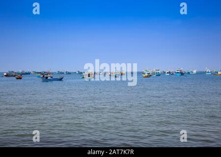 Bateaux de pêche vietnamiens dans le port près de Cana, mer de Chine méridionale, Vietnam Banque D'Images