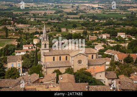 Vue sur le village avec l'église de la Haute, Eglise Sainte-Croix, Bonnieux, Provence, région Provence-Alpes-Côte d'Azur, France Banque D'Images