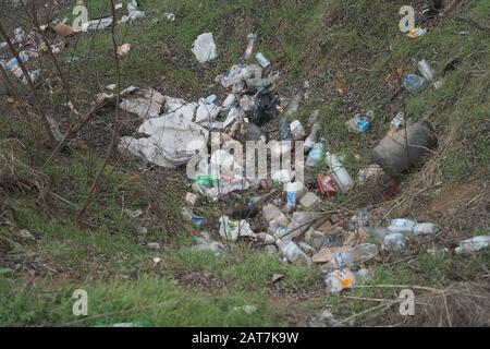 Symbole image pollution de l'environnement, déchets plastiques au bord de la route, Oblast de Kherson, Ukraine Banque D'Images